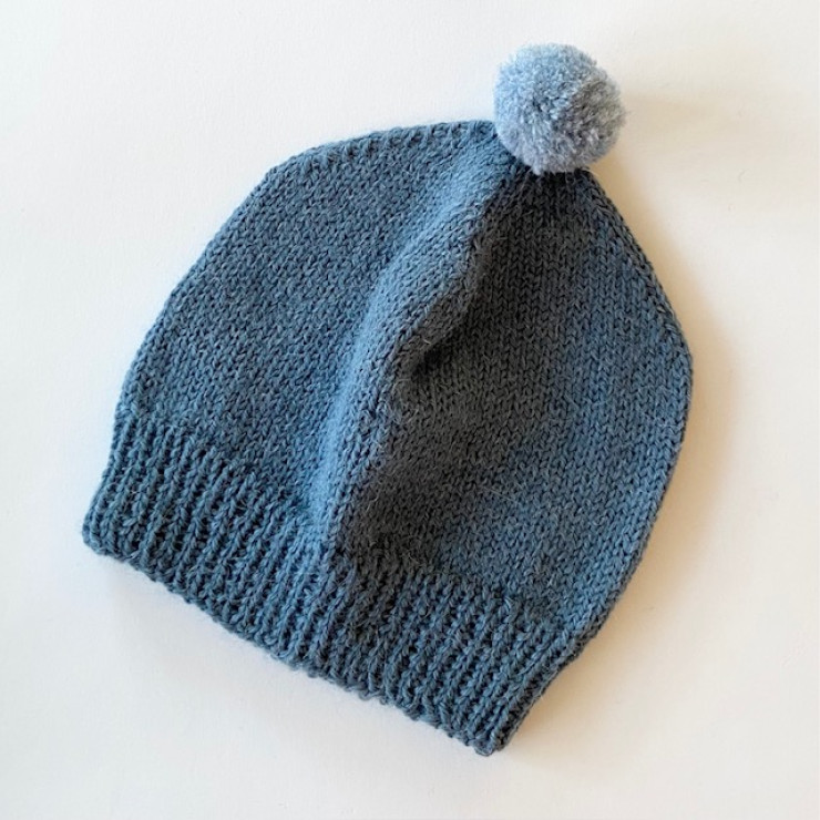 Denimblå hue med lyseblå kvast 