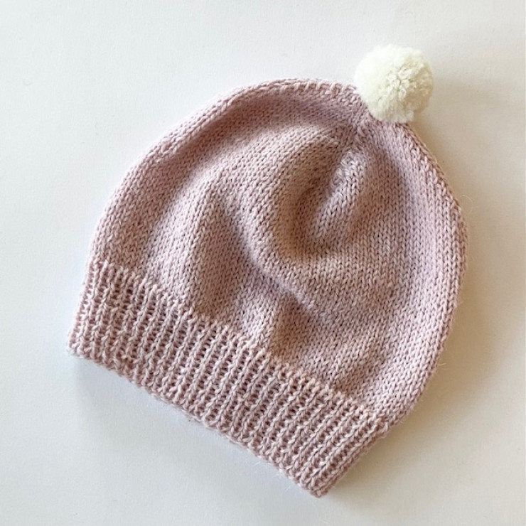 Rosa hue med hvid kvast