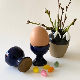 Blå æggebægre i keramik