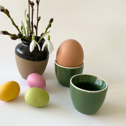 Æggebægre i grønt porcelæn