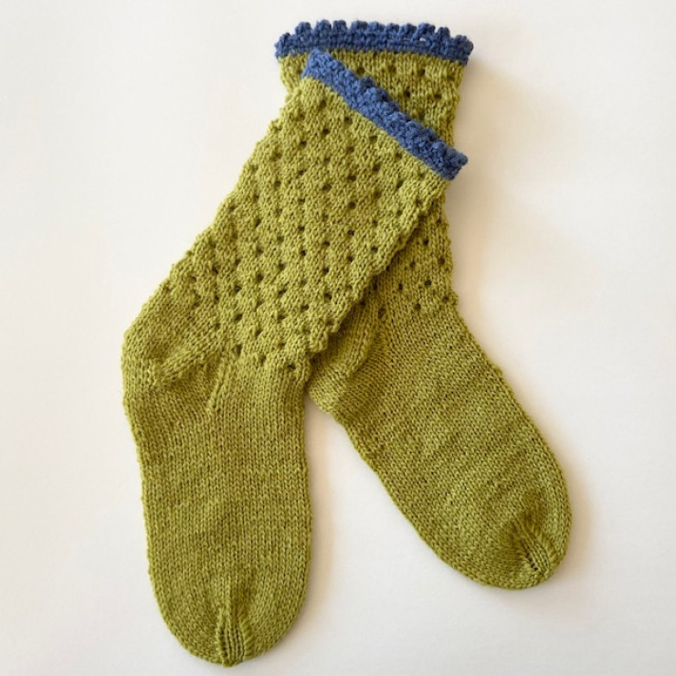 Strikkede sokker med hulmønster  -  i kiwi og blåt